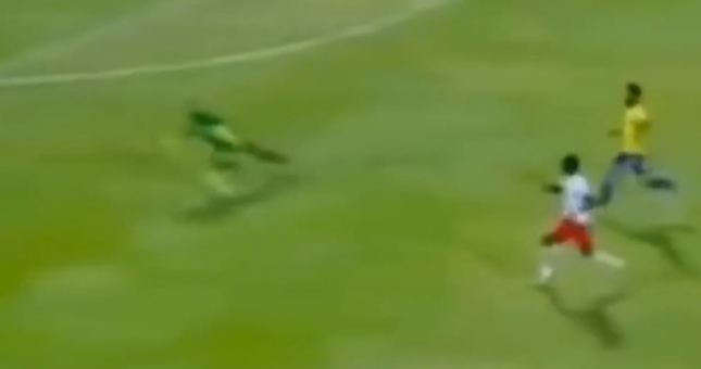 HI HỮU: Dùng tay cản phá ở giữa sân, thủ môn bình an vô sự