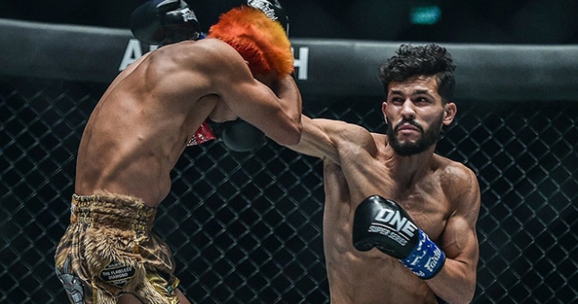 'Chơi hèn hạ', võ sĩ Thái Lan mất chức vô địch trên sân nhà