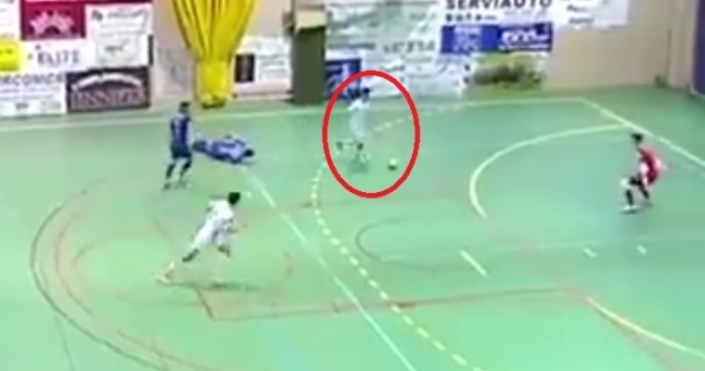 VIDEO: Pha phá bóng ra ngoài 'đẹp hơn siêu phẩm'