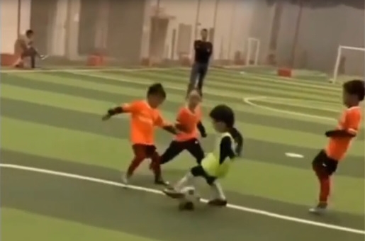 VIDEO: Kỹ năng đi bóng siêu phàm của thần đồng bóng đá Trung Quốc
