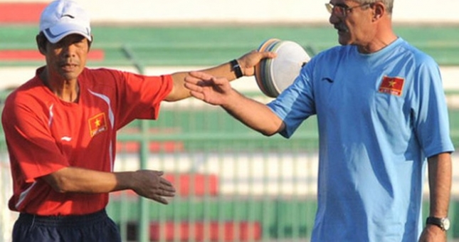 HLV Calisto chia sẻ đầy xúc động về học trò cũ vừa qua đời