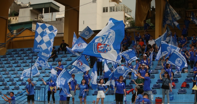 VIDEO: CĐV Than Quảng Ninh 'bay' trên khán đài SVĐ Hàng Đẫy