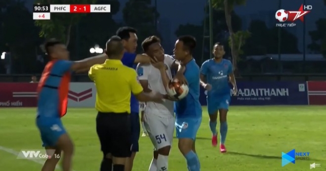 VIDEO: Cận cảnh tình huống HLV Phố Hiến bóp cổ cầu thủ An Giang