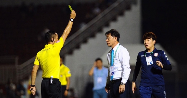 VIDEO: HLV Chung Hae Seong phản ứng gay gắt vì bị từ chối 11m