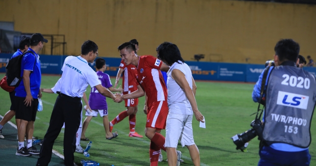 Quế Ngọc Hải và Bùi Tiến Dũng thân mật với trợ lý của HLV Park