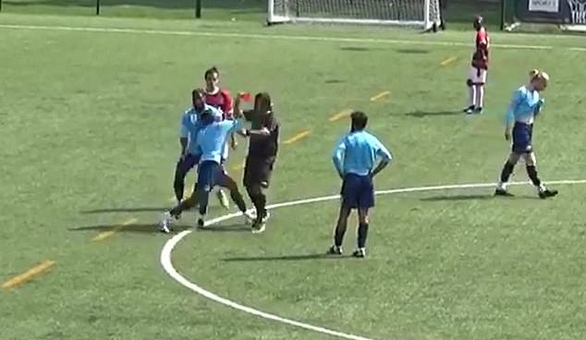 VIDEO: Rút thẻ đỏ, trọng tài bị đấm vỡ mặt