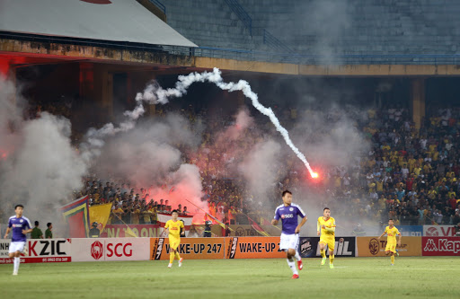 Nam Định nhận chỉ trích vì kêu gọi ủng hộ thủ phạm đốt pháo sáng