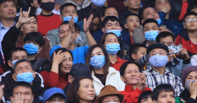 Công Phượng được vợ 'tiếp lửa' trên khán đài