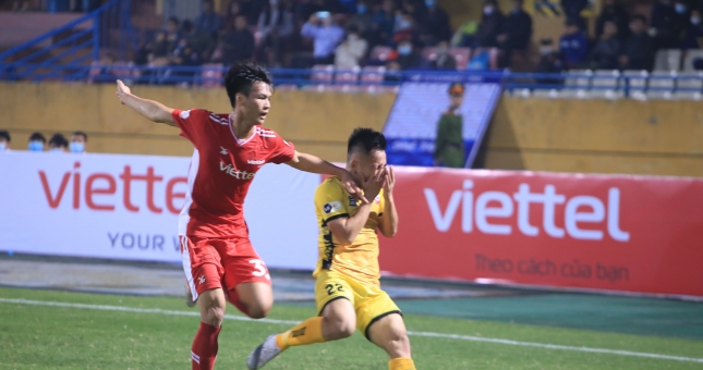 Quá ức chế, cầu thủ Viettel đánh thẳng vào mặt đối thủ