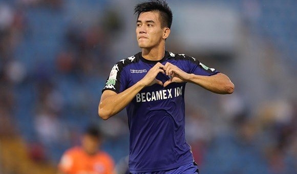 VIDEO: 'Tiền đạo ĐTVN' ghi bàn khiến sân Hàng Đẫy câm nín