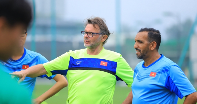 'Phù thủy trắng' Troussier nghiêm khắc với các cầu thủ U18 Việt Nam
