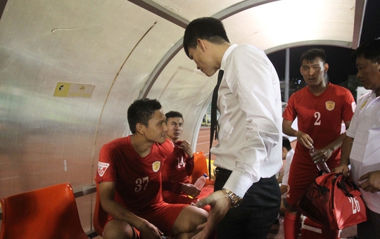 Công Vinh quát mắng cầu thủ của CLB TP.HCM sau trận hòa Quảng Nam