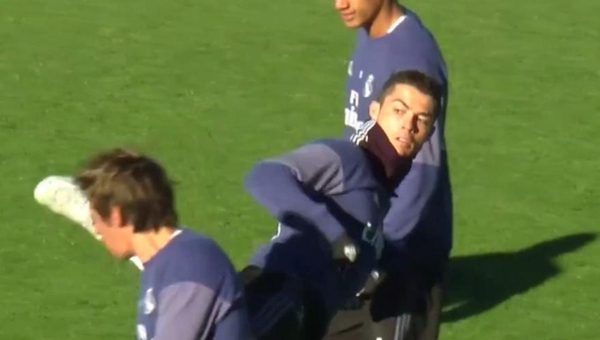 Điểm tin 13/1: Ronaldo tung cước vào mặt đồng đội tại Real Madrid