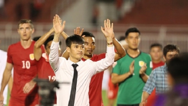 Thua trận phút cuối, Công Vinh vẫn thưởng đậm cho cầu thủ