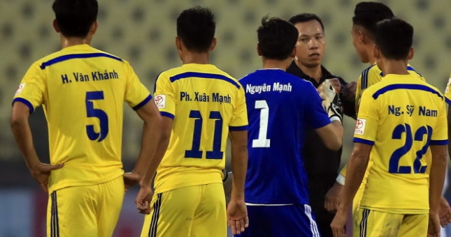 Trọng tài ‘xử ép’ SLNA nhận án phạt khẩn từ VFF