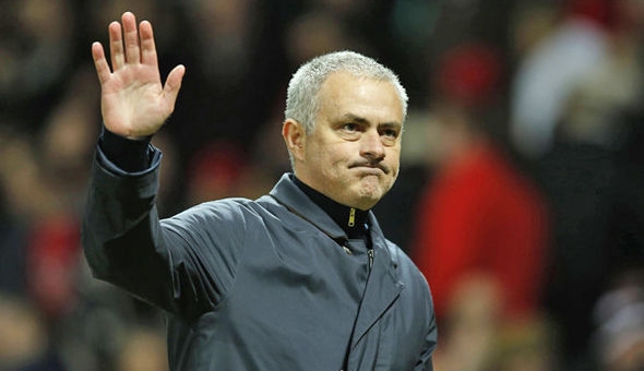 HLV Mourinho bực tức dù MU thắng đậm Saint-Etienne