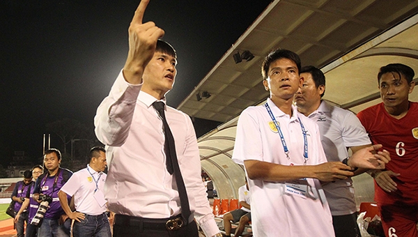 Công Vinh lại dùng ‘chiêu trò độc’ trên ghế Chủ tịch