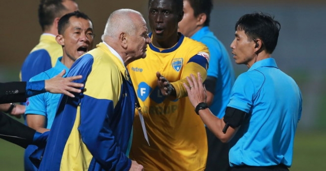 HLV Thanh Hóa xin lỗi sau khi đòi đánh trọng tài