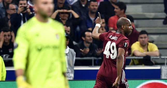 Trận tứ kết Europa League bị hoãn 45 phút vì lý do cực sốc