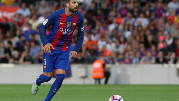 Ngầm chỉ trích trọng tài, Pique bất ngờ bị phản pháo 