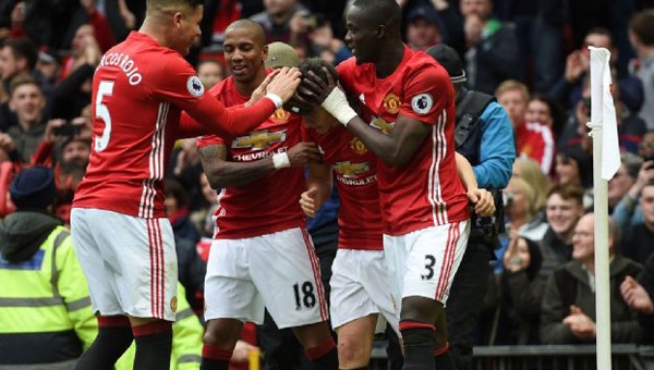 HLV Mourinho san bằng kỷ lục 6 năm của Sir Alex Ferguson