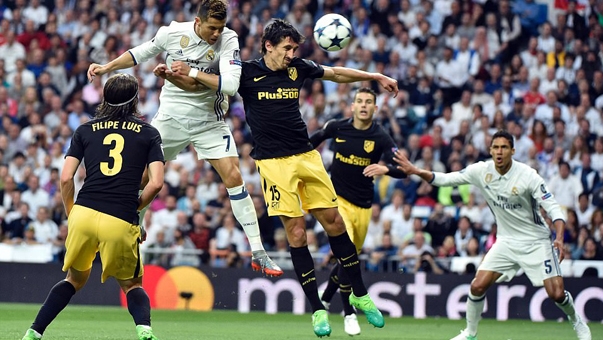 Ronaldo và trọng tài nói gì về bàn thắng đầu tiên của Real?