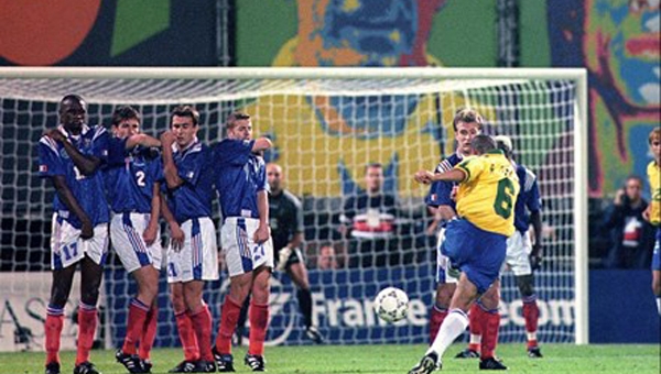 R. Carlos tiết lộ bất ngờ về cú sút phạt 'thần thánh'