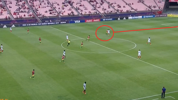 Cầu thủ U20 Anh gây sốc với bàn phản lưới từ giữa sân