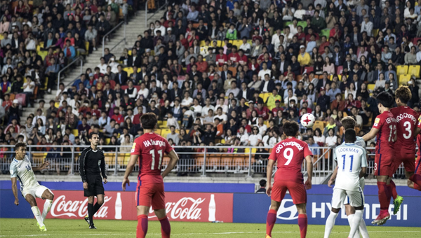 U20 Anh vượt qua Hàn Quốc để vươn lên ngôi đầu bảng A