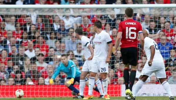 Man Utd 2008 XI hòa kịch tính trong ngày tri ân Carrick