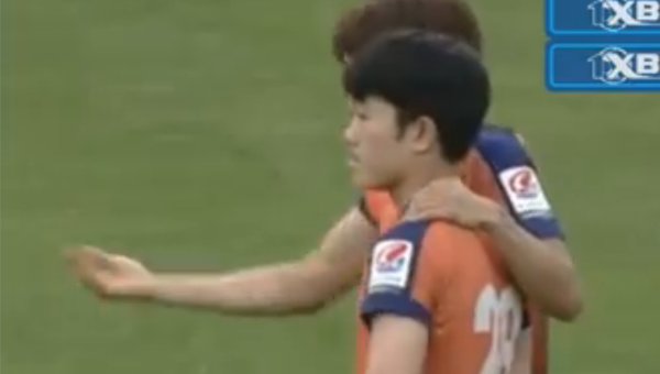 Tân binh của Gangwon nói gì với Xuân Trường ngay trên sân?