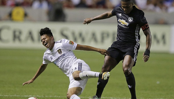 HLV Mourinho bảo vệ Valencia sau tấm thẻ đỏ