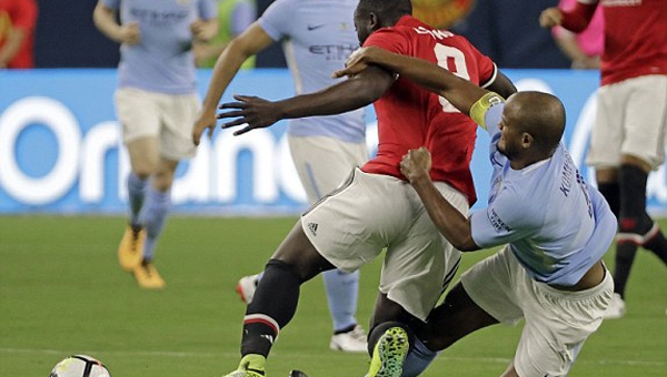 Lukaku lập công, MU đả bại Man City tại ICC 2017