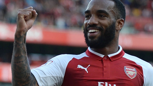 Lacazette lập hàng loạt kỷ lục khủng ngày ra mắt NHA