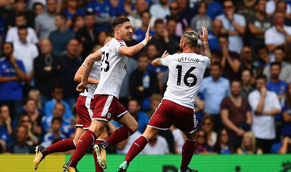 Burnley tạo địa chấn tại Stamford Bridge ngày khai màn NHA