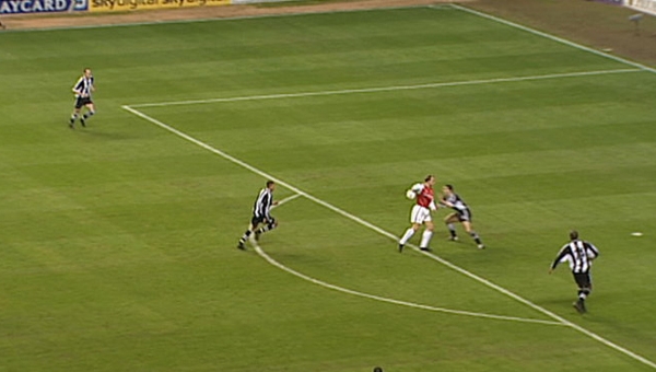 Chiêm ngưỡng siêu phẩm đẹp nhất Ngoại hạng Anh 25 năm qua