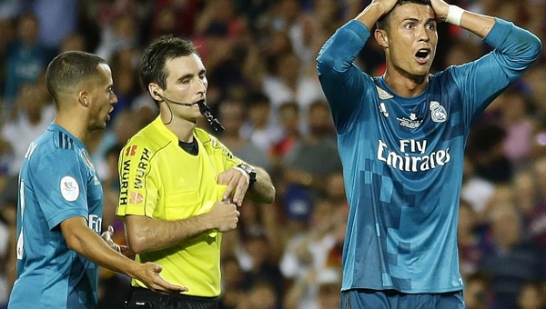Chính thức: Ronaldo nhận án treo giò nặng vì đẩy trọng tài