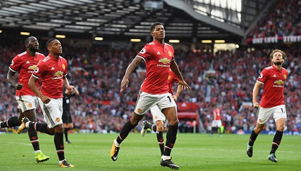 Chật vật thắng Leicester, MU trở lại ngôi đầu Ngoại hạng Anh