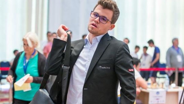 Vua cờ Carlsen bị loại bởi nước đi ‘dị’ chưa từng thấy