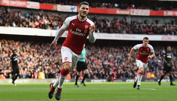 Hậu vệ hóa người hùng, Arsenal ngược dòng trước Swansea