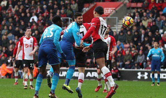 Giroud tỏa sáng, Arsenal vất vả giành 1 điểm ở St. Mary's