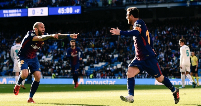 Messi kiến tạo cho Vidal khi chỉ đeo một bên giầy