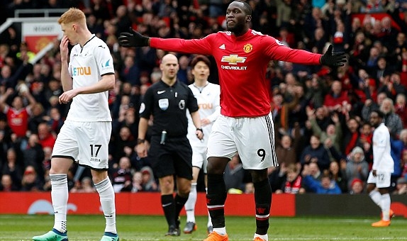 Lukaku và Sanchez tỏa sáng, MU thắng dễ Swansea