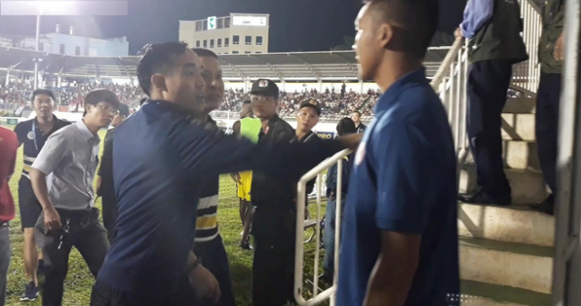 BTC sân Pleiku xin lỗi, ‘người lạ’ muốn động viên HLV Hà Nội