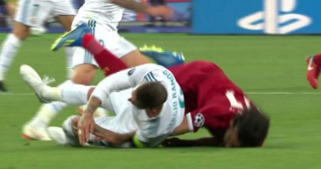 Cận cảnh: Ramos khóa tay như MMA khiến Salah bị thương nặng