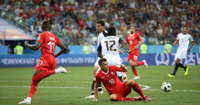 Hòa Costa Rica, Thụy Sĩ lọt vào vòng 1/8