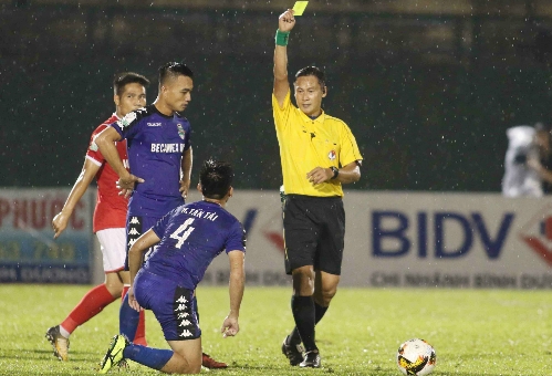 VFF chính thức ra án phạt với trọng tài quên rút thẻ đỏ