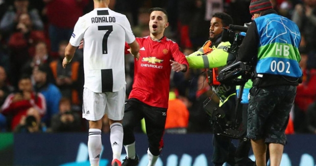 Ronaldo hành động đẹp với fan cuồng, HLV Allegri 'nổ' tưng bừng