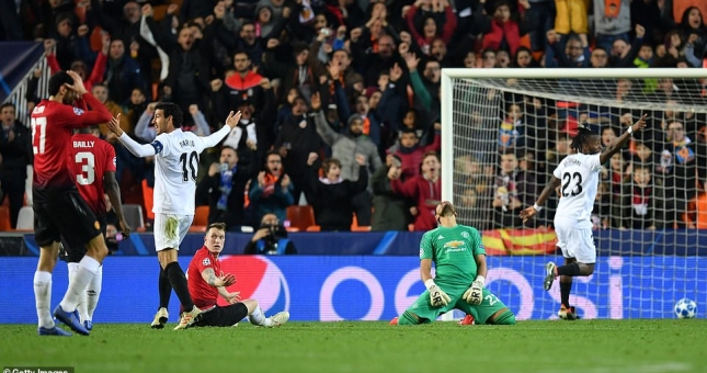 Jones phản lưới, MU bại trận trước Valencia 