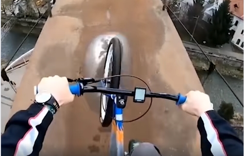 VIDEO: Biểu diễn xe đạp nguy hiểm trên đỉnh cầu